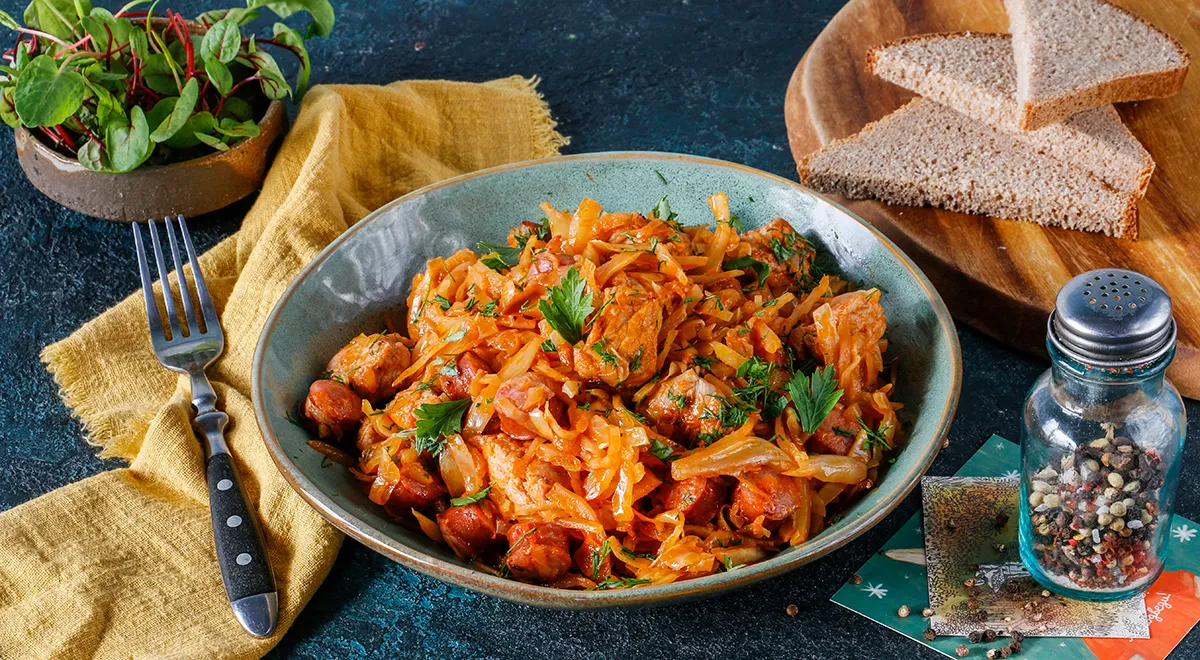 Bigos z čerstvej kapusty s bravčovým mäsom