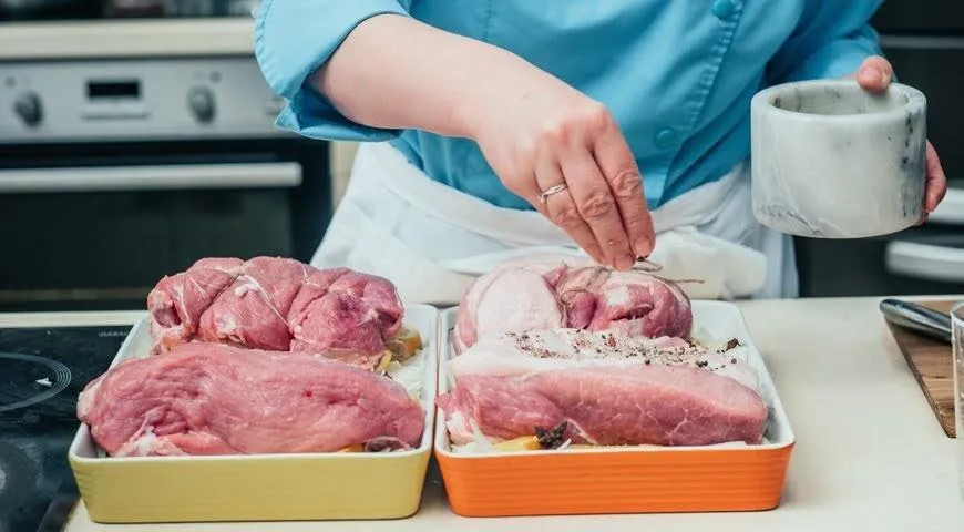 Potom povrch každého kúska potrieme paprikovou zmesou