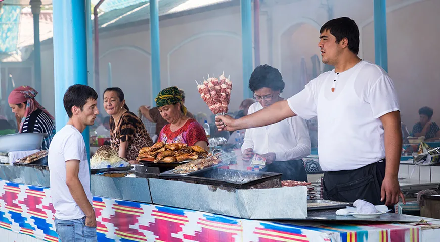 V Uzbekistane sa kúsky jahňacieho tuku vkladajú do ražni medzi kúsky mäsa (foto Curioso.Photography/Shutterstock/Fotodom.ru)